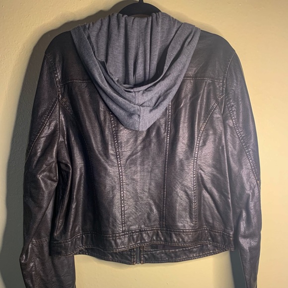 Levi’s Faux Leather Jacket - Picture 2 of 4